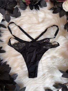 Victoria’s Secret Very Sexy Black Lace Strappy Thong NWT Size Large
